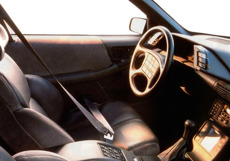 Illustration for article titled The Ten Most Infuriating Car Interiors Ever Made